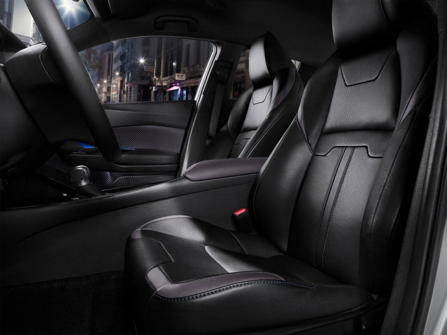 Интерьер Toyota C-HR 2016 года  (фото 22 из 37)